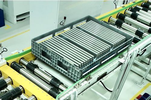 左手訂單右手擴產 動力電池產業迎來爆發式增長，搶人大戰悄然上演